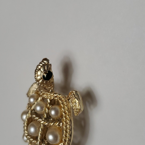Golden and Pearl Turtle Brooch - Picture 5 of 6